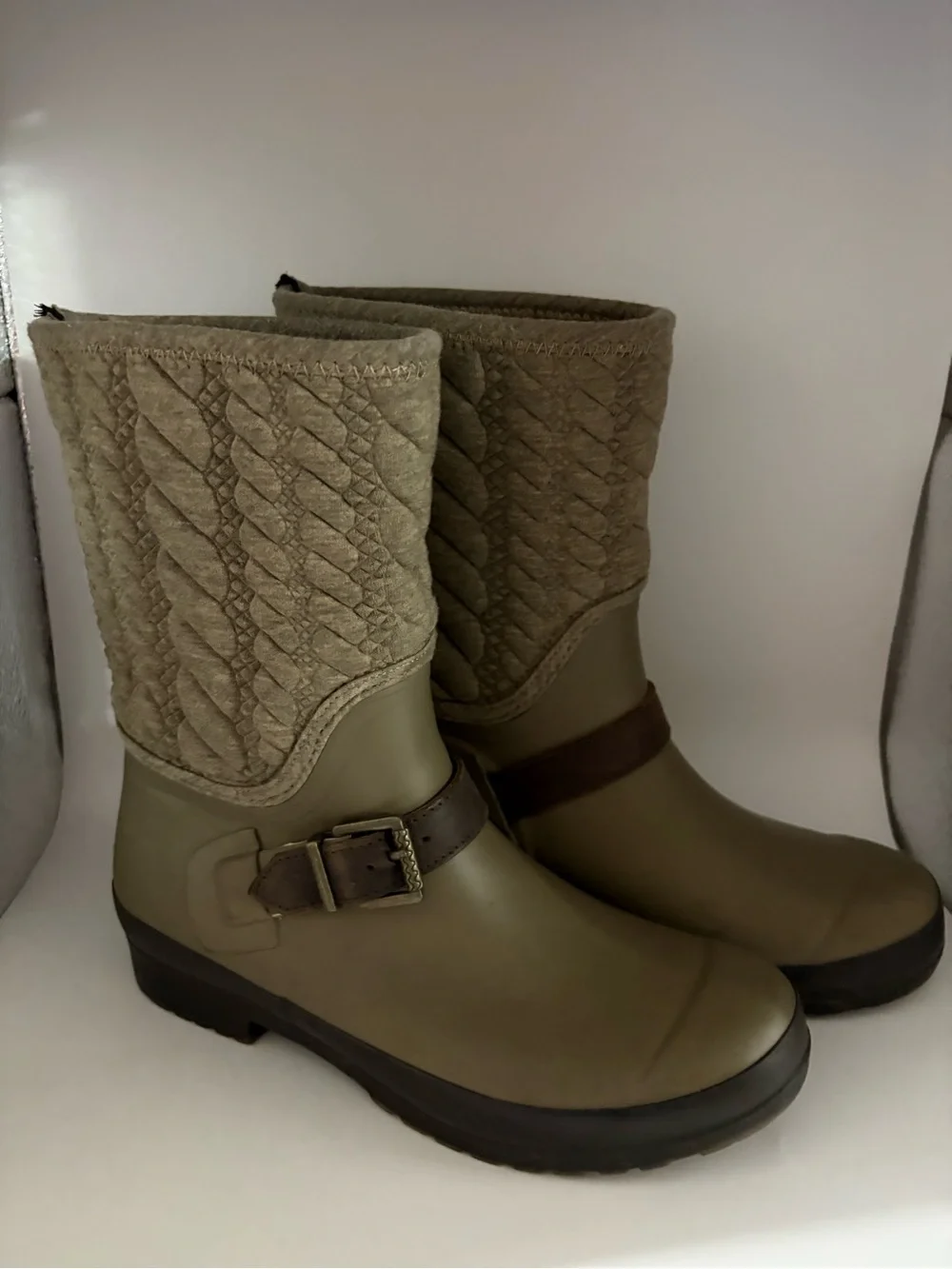 Chic Sperry Olive Colored Quilted Shaft Rain Boots with Buckle Strap Size 8